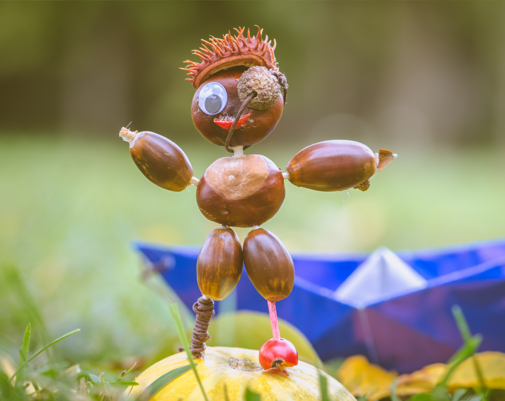 Männchen aus Eicheln und Kastanien