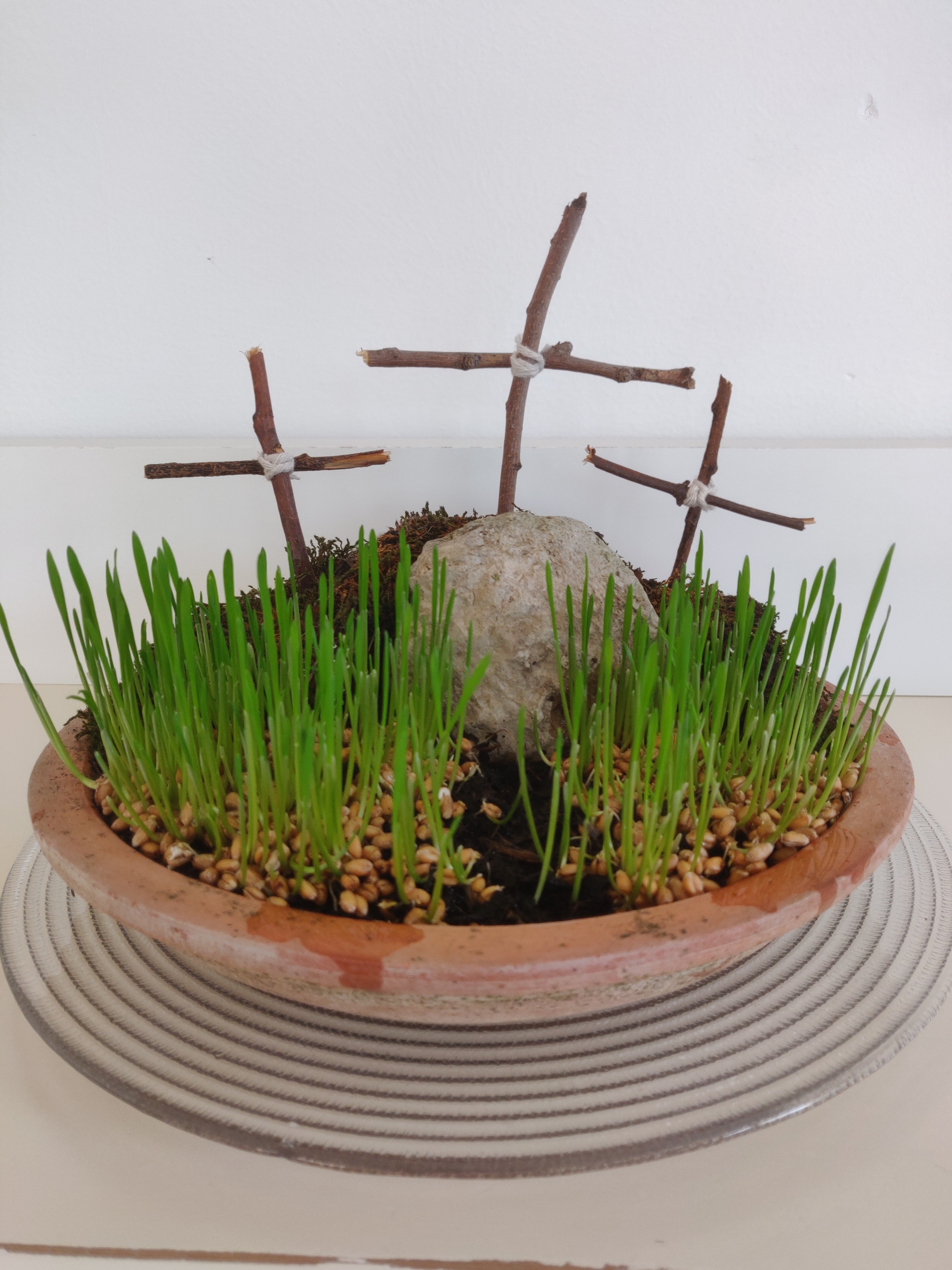 Ostergarten mit Kreuzen, Stein und Kresse