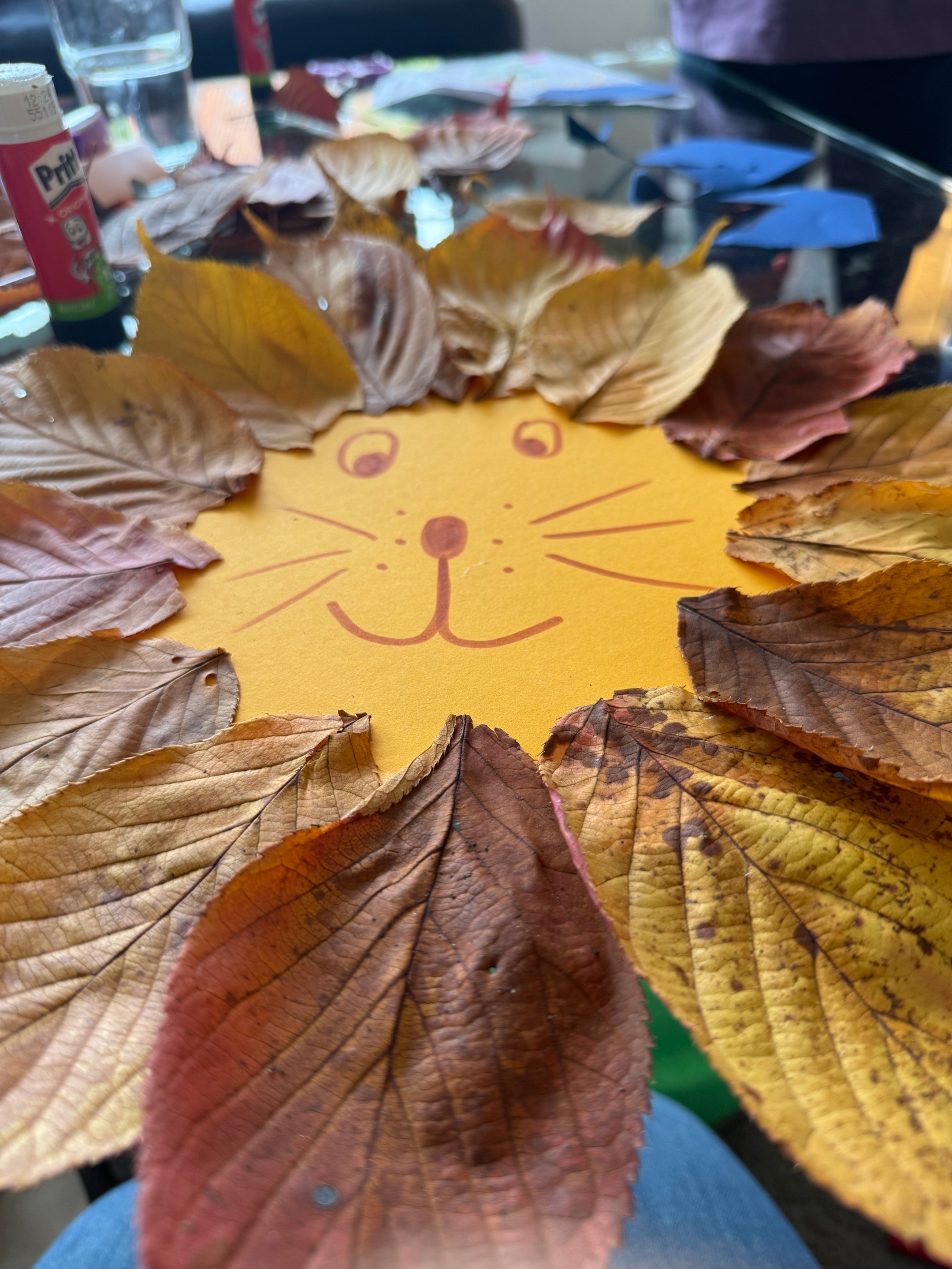 Löwengesicht aus Herbstblättern