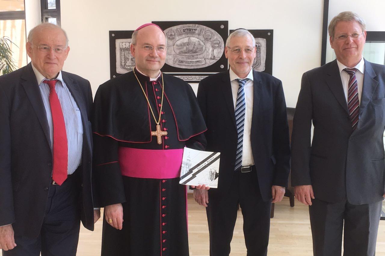 v.l.n.r.: Dr. Robert Neugröschel (Vorstandsvorsitzender der Jüdischen Gemeinde), Bischof Dr. Helmut Dieser, Rabbiner Mordeschai Bohrer, Friedrich Thul (Geschäftsführer Jüdische Gemeinde).
Unser Bischof wurde von den Verantwortlichen für die christlich-jüdischen Beziehungen im Bistum Aachen (Msgr. Huben und mir) begleitet.
