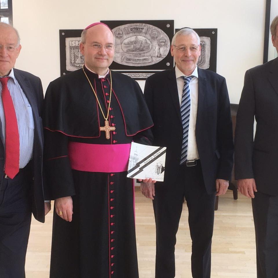 v.l.n.r.: Dr. Robert Neugröschel (Vorstandsvorsitzender der Jüdischen Gemeinde), Bischof Dr. Helmut Dieser, Rabbiner Mordeschai Bohrer, Friedrich Thul (Geschäftsführer Jüdische Gemeinde).
Unser Bischof wurde von den Verantwortlichen für die christlich-jüdischen Beziehungen im Bistum Aachen (Msgr. Huben und mir) begleitet.