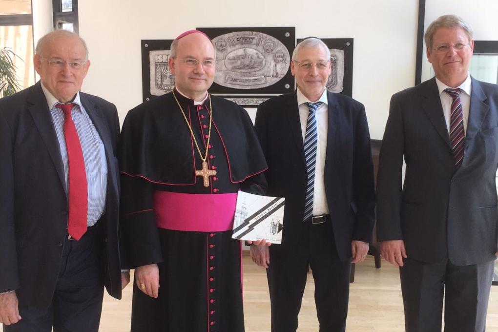 v.l.n.r.: Dr. Robert Neugröschel (Vorstandsvorsitzender der Jüdischen Gemeinde), Bischof Dr. Helmut Dieser, Rabbiner Mordeschai Bohrer, Friedrich Thul (Geschäftsführer Jüdische Gemeinde).
Unser Bischof wurde von den Verantwortlichen für die christlich-jüdischen Beziehungen im Bistum Aachen (Msgr. Huben und mir) begleitet.