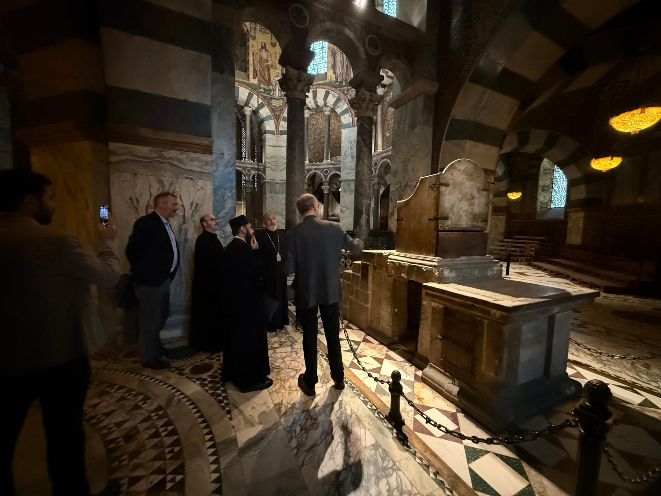 Weihbischof Karl Borsch führt Metropolit Isaak durch den Aachener Dom und zum Karlsthron..