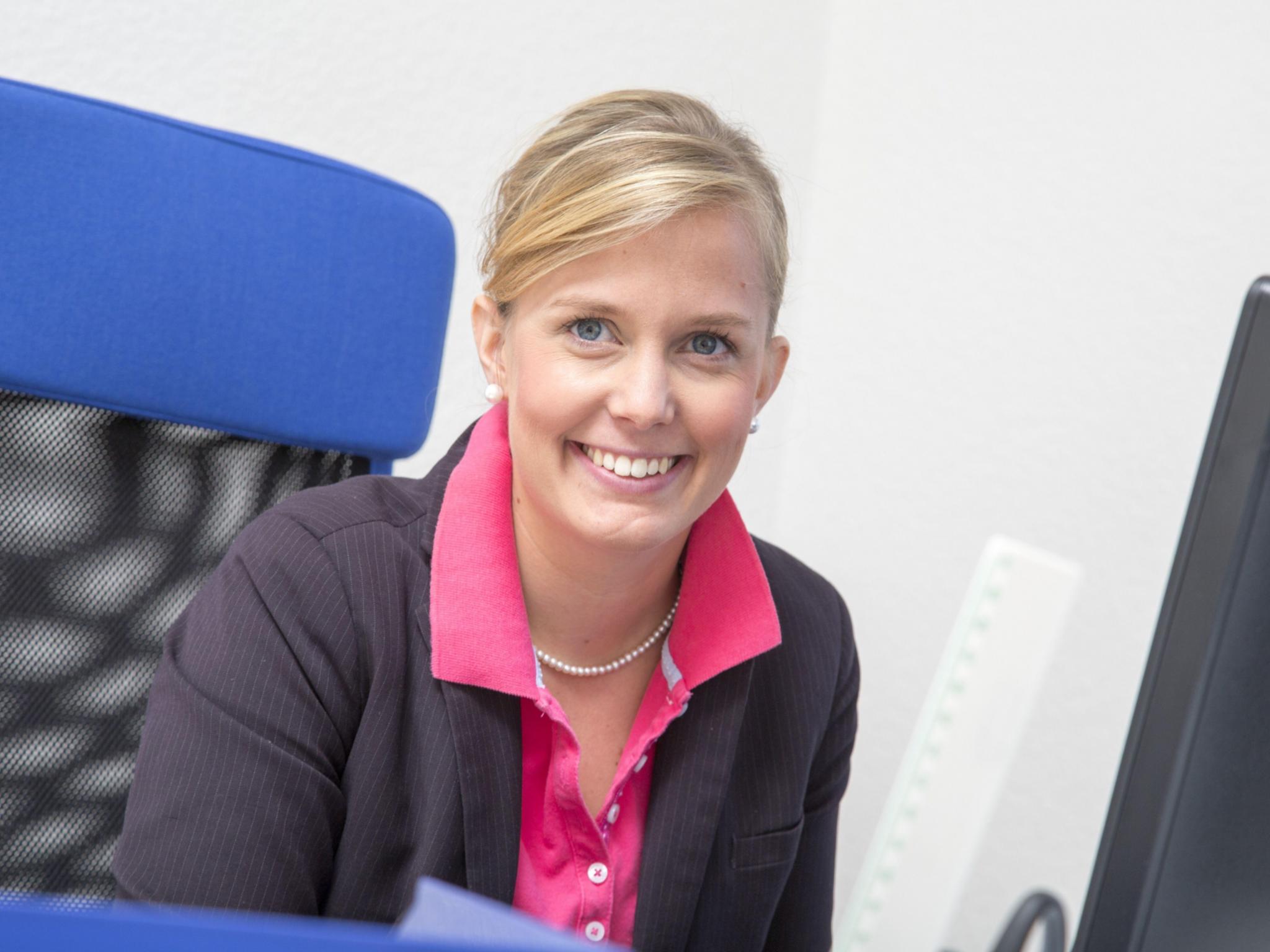 Mit dem Projekt 'Verantwortung teilen' wurde viel auf den Weg gebracht, das nun seine Fortsetzung findet: Teamentwicklung, innovative Prozesse initiieren und das Evangelium am Leben der Menschen neu lernen.'
Elisa Kröger, 2013-16 wiss. Mitarbeiterin des 'Zentrums für angewandte Pastoralforschung' (www.zap-bochum.de) im Projekt 'Verantwortung teilen'.