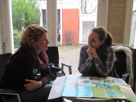 'Facilitating ist aus unserer Sicht genau das, was im Wort schon enthalten  ist: ERLEICHTERUNG! Mit Hilfe von geeigneten Methoden und durch das Einüben einer  wertschätzenden Grundhaltung werden Prozesse angestoßen und begleitet. Ein wichtiger AHA-Effekt für uns dabei ist: Jede Stimme zählt, jeder Mensch  weiß etwas, jeder Mensch hat Talente!'
Nicola Brüx, ehrenamtliche Diözesanvorsitzende, und Gemeindereferentin Sabine Kock, Geistliche Leiterin der Pfadfinderinnenschaft St. Georg (PSG), Diözesanverband Aachen