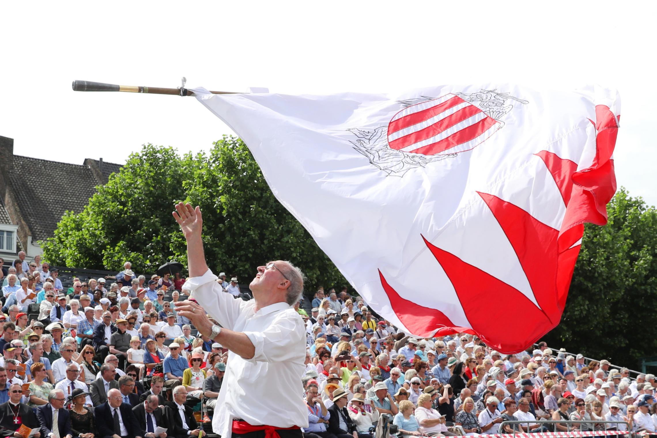 Fahnenschwenker gehören zum Ommegang bei der Heiligtumsfahrt Maastricht
