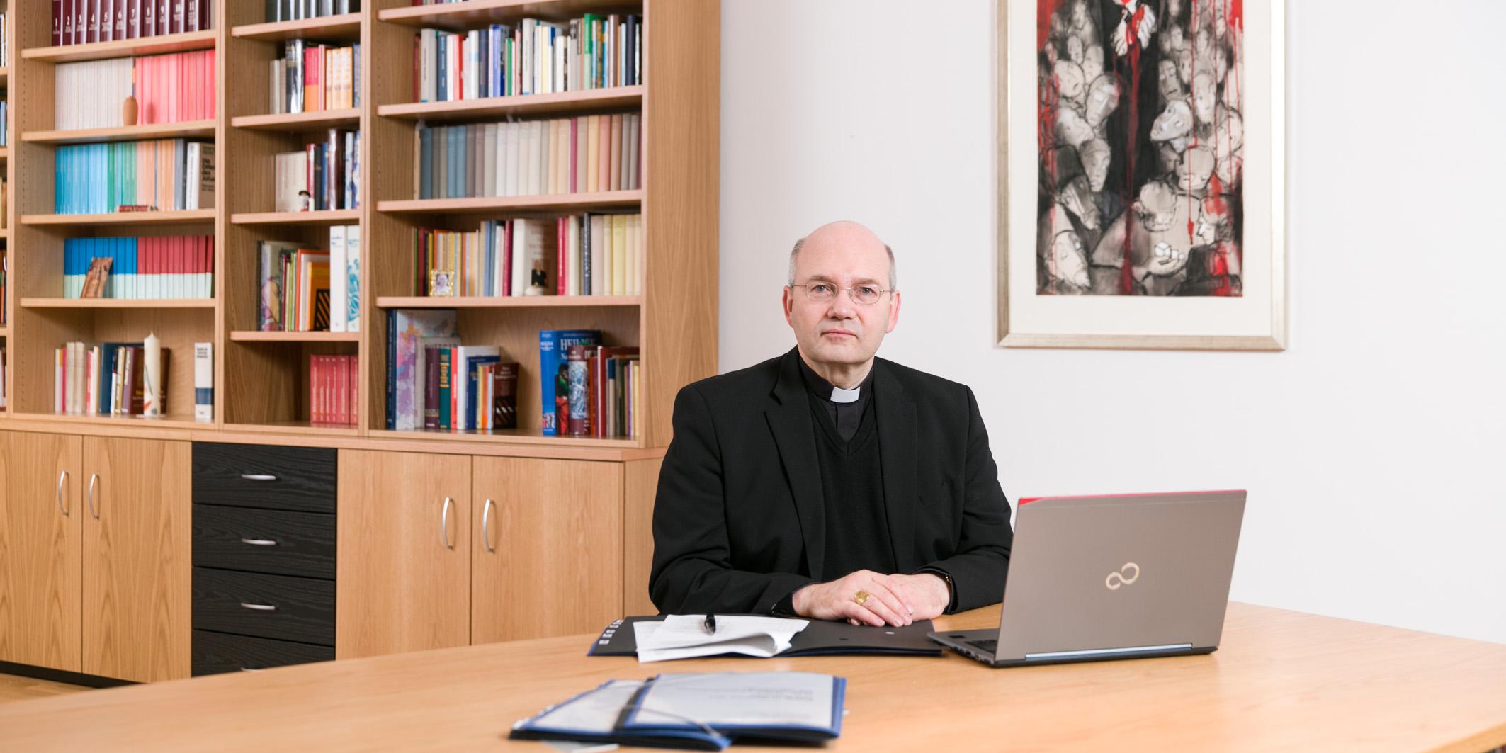 Bischof Dr. Helmut Dieser