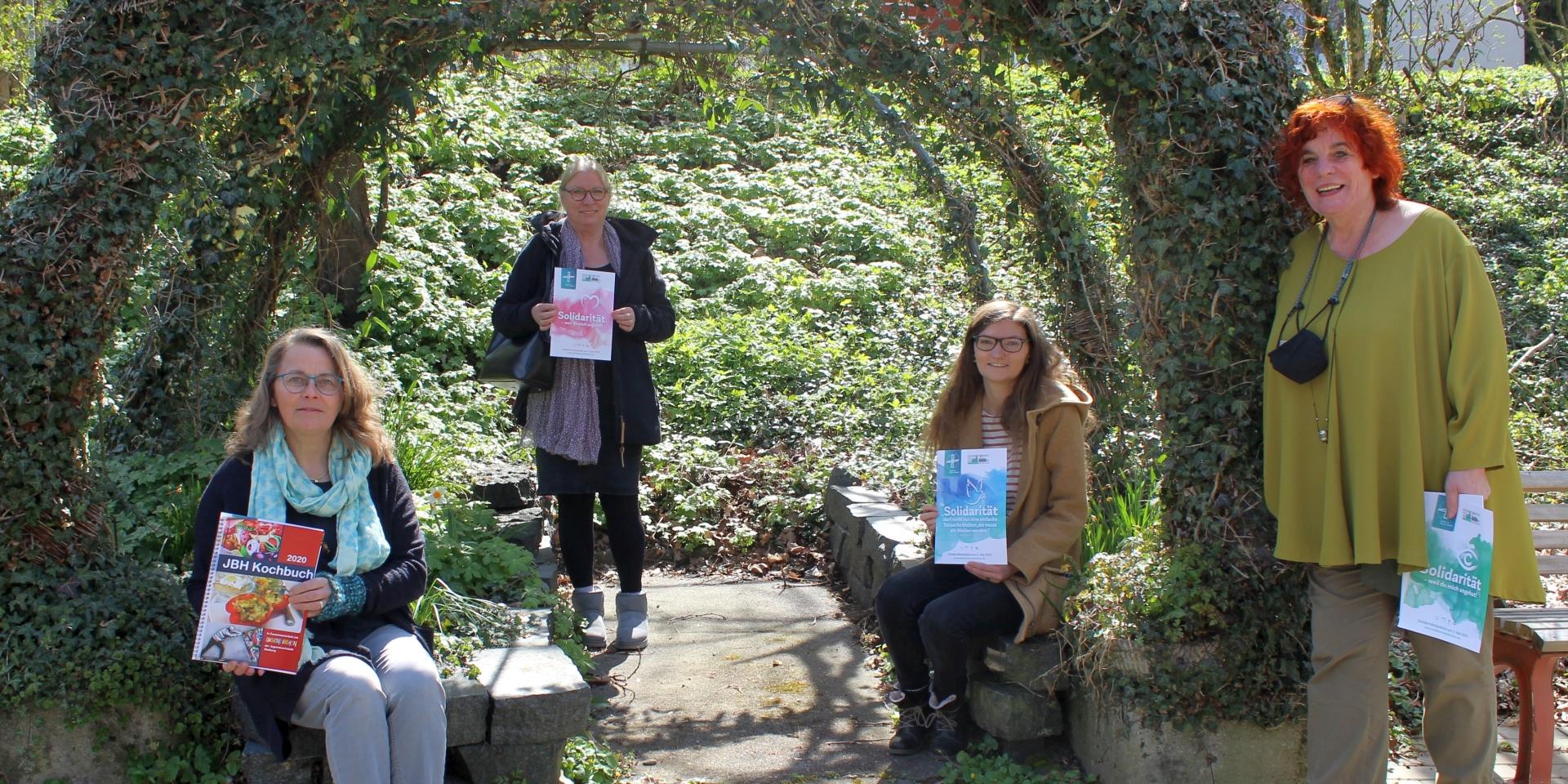 Hoffen, dass sich viele an der Solidaritätskollekte im Bistum Aachen beteiligen: Renate Clemens-Symanzik (Jugendwerkstatt Stolberg; v.l.), Hanne Zakowski (Jugendberufshilfe Stolberg), Kathrin Henneberger (Bistum Aachen) und Katja Knospe (Jugendwerkstatt Stolberg).