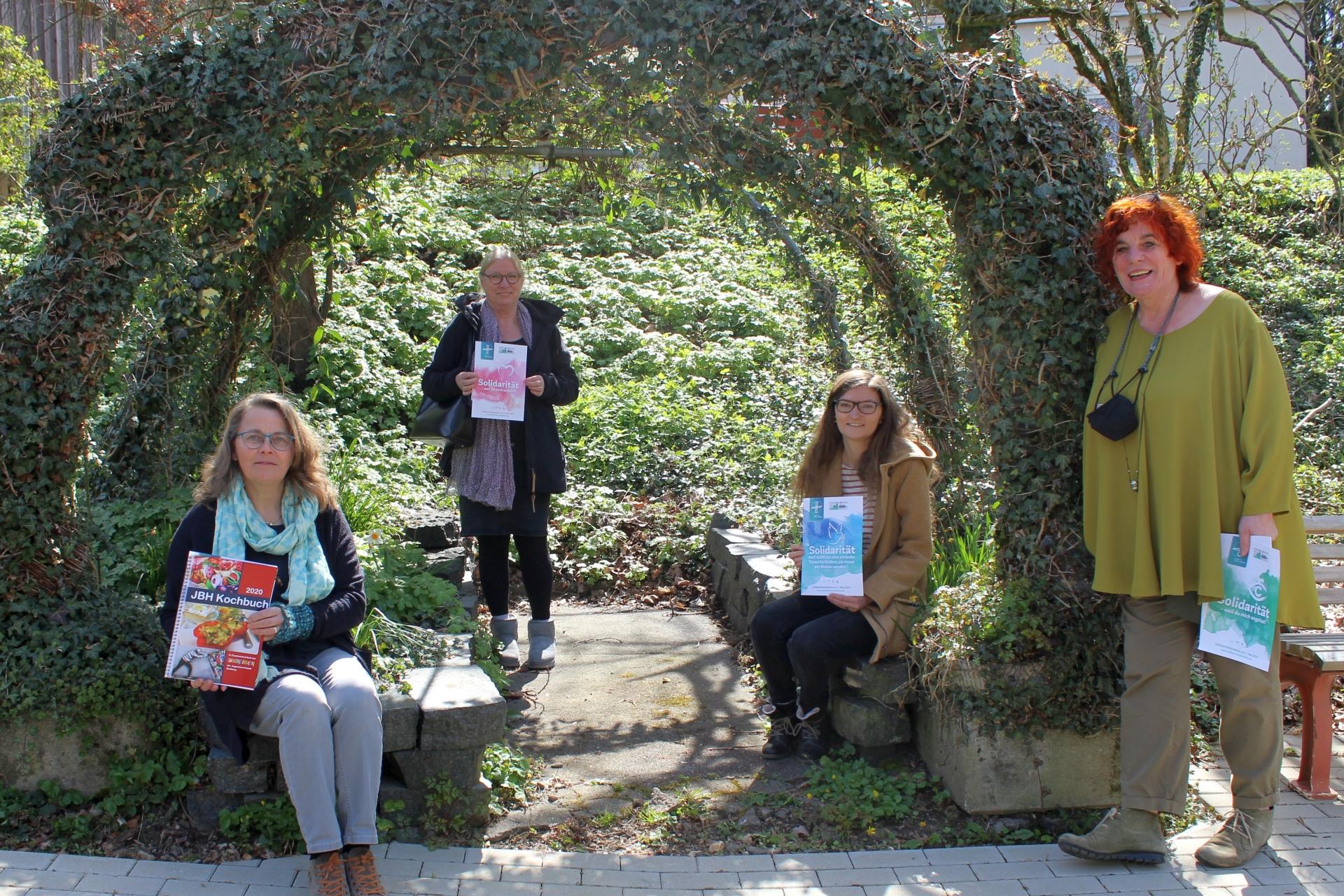 Hoffen, dass sich viele an der Solidaritätskollekte im Bistum Aachen beteiligen: Renate Clemens-Symanzik (Jugendwerkstatt Stolberg; v.l.), Hanne Zakowski (Jugendberufshilfe Stolberg), Kathrin Henneberger (Bistum Aachen) und Katja Knospe (Jugendwerkstatt Stolberg).