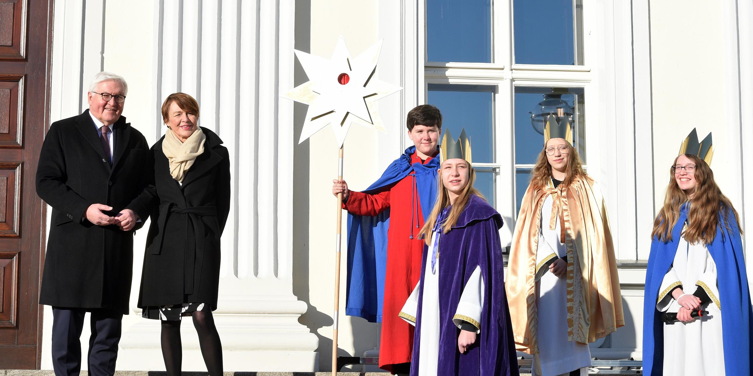 Bundespräsident Frank-Walter Steinmeier und seine Frau Elke Büdenbender freuten sich über den Besuch der Sternsinger aus der Pfarrei St. Lukas in Düren.