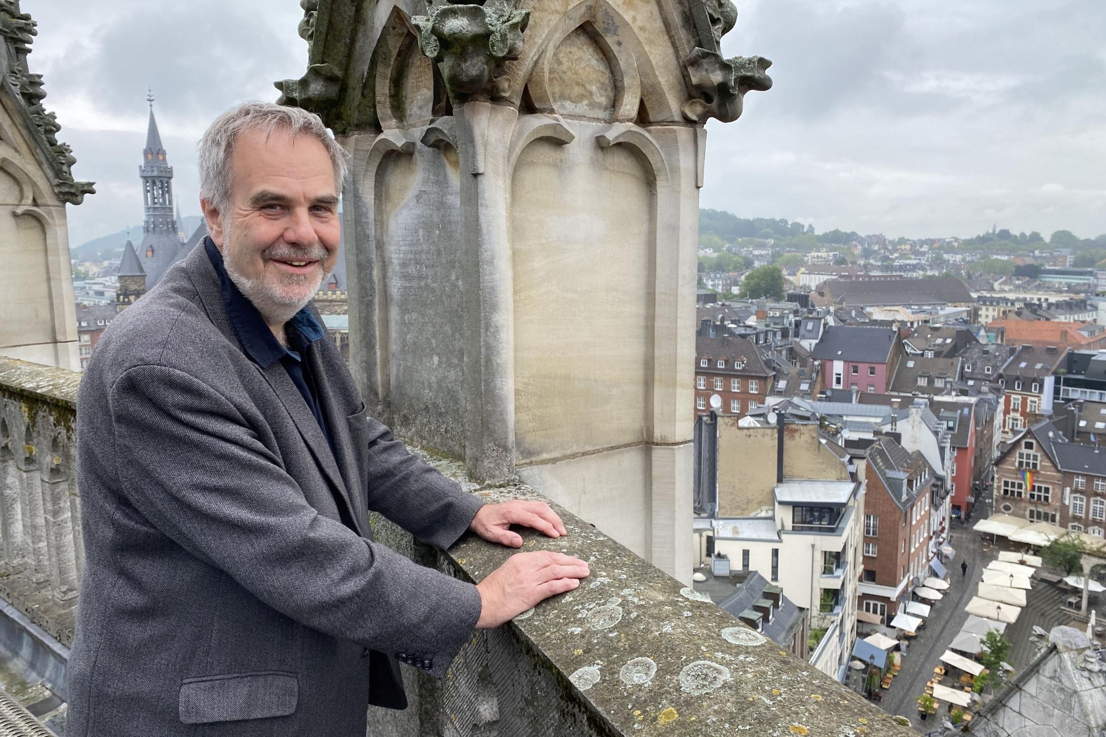 Dompropst Rolf-Peter Cremer auf den Galerien des Aachener Doms