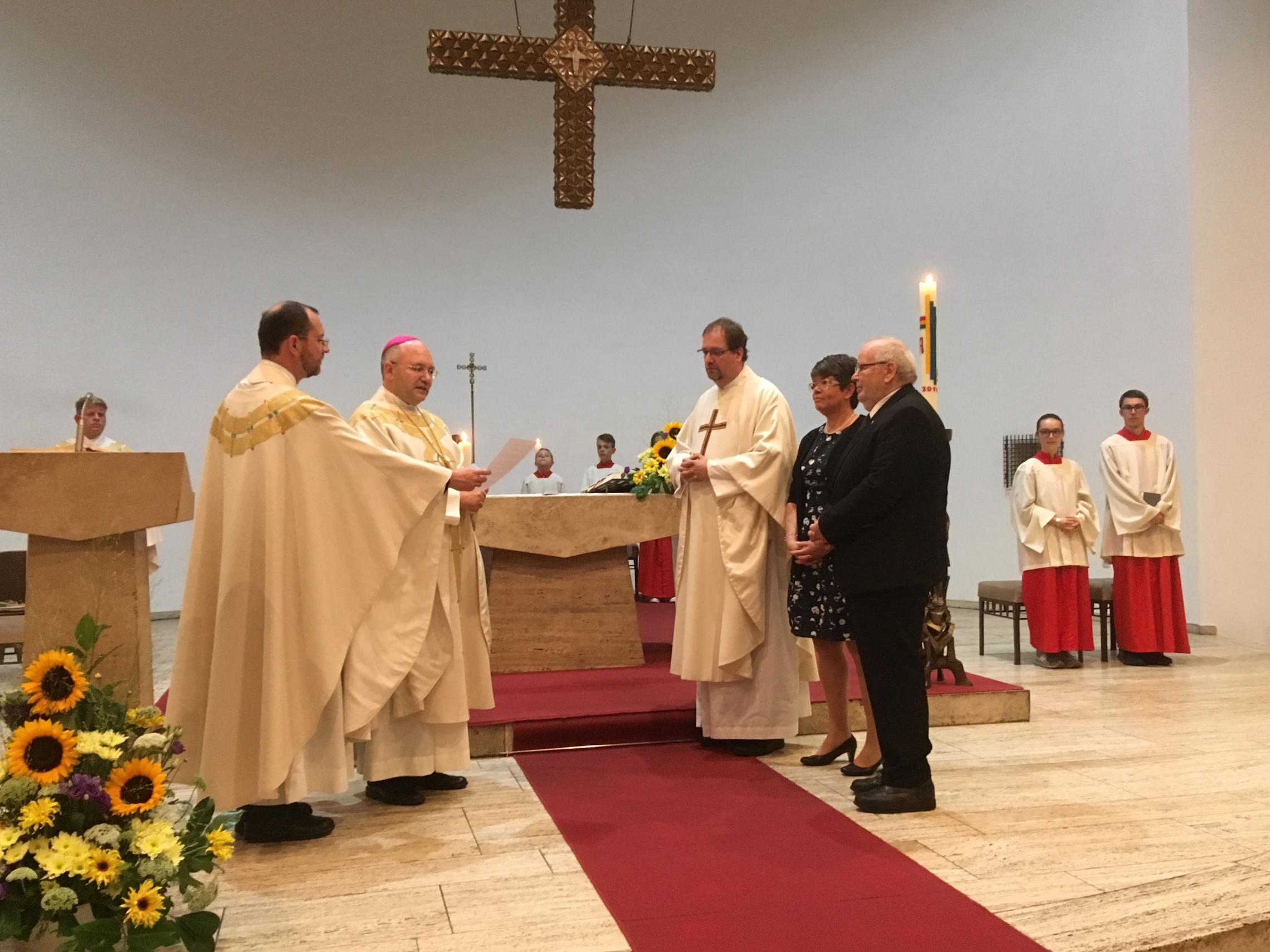 Aachens Bischof Helmut Dieser (vorn, 2. von links) führte Pfarrer Thorsten Obst (vorn, 3. von rechts) in das Amt des Regionalvikars ein.