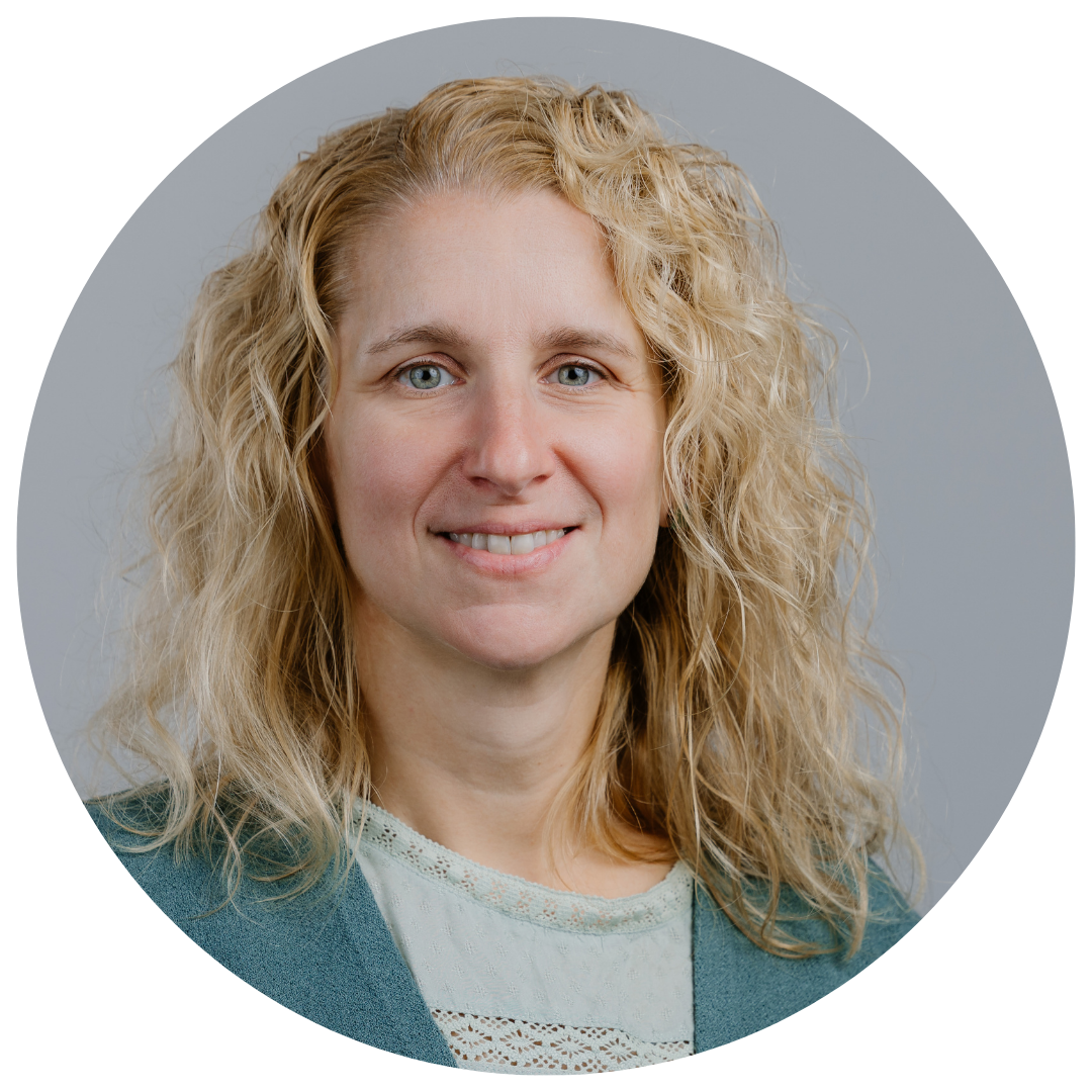 katharina braun_refrerentin für fundrasing, sympatische blonde Frau, lächelnd, Alter Ende dreißig