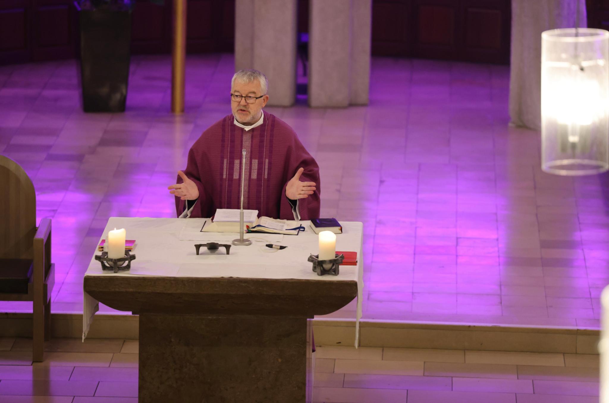 Pater Wieslaw Kaczor SDS, Leiter des Pastoralen Raums Heiliger Hermann Josef Steinfeld, feierte mit 320 Ehrenamtlichen einen Dankgottesdienst in der Kirche St. Nikolaus Kall.
