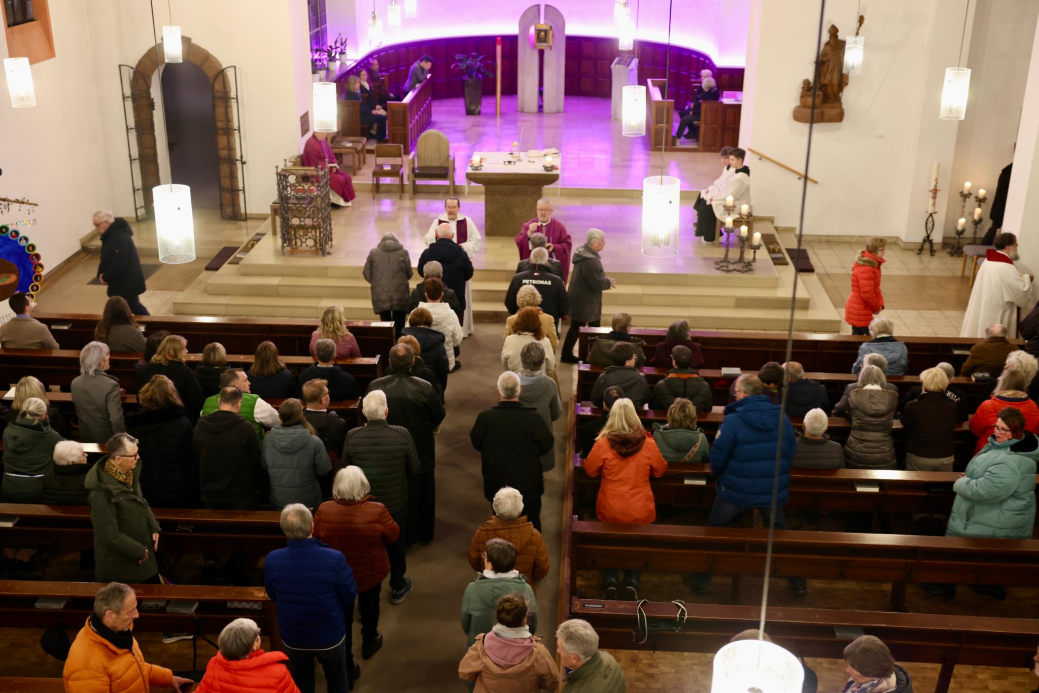 Pater Wieslaw Kaczor SDS, Leiter des Pastoralen Raums Heiliger Hermann Josef Steinfeld, feierte mit 320 Ehrenamtlichen einen Dankgottesdienst in der Kirche St. Nikolaus Kall.