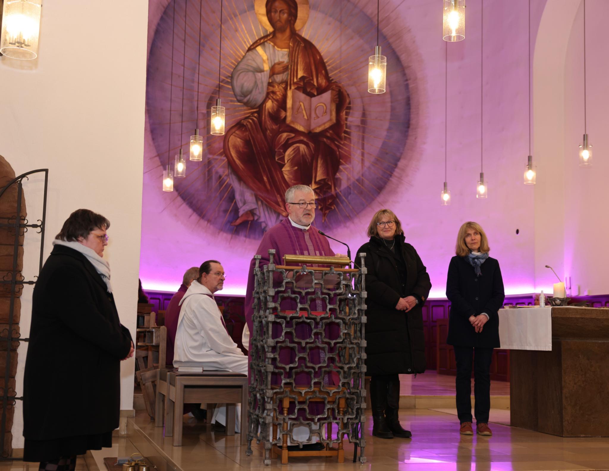 Während des Gottesdienstes stellte sich auch das neue Leitungsteam mit Ute Stolz (von links), Pater Wieslaw Kaczor, Monika Pütz und Alice Toporowsky vor.