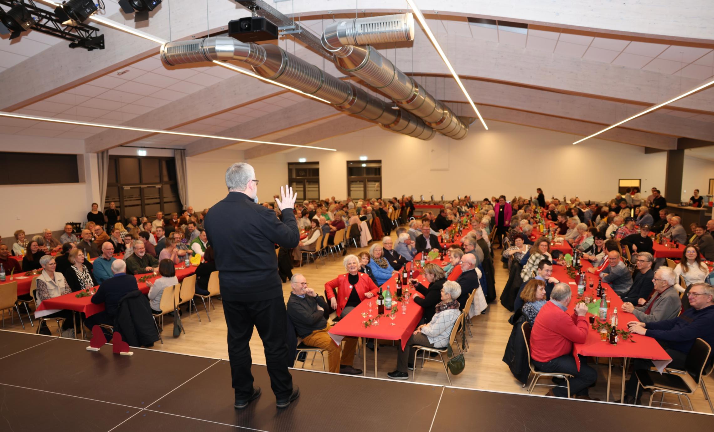 In der wieder aufgebauten Bürgerhalle gab es im Anschluss an den Gottesdienst ein Abendessen für alle Gäste. Erstmals waren alle Ehrenamtlichen des neuen Pastoralen Raums eingeladen.