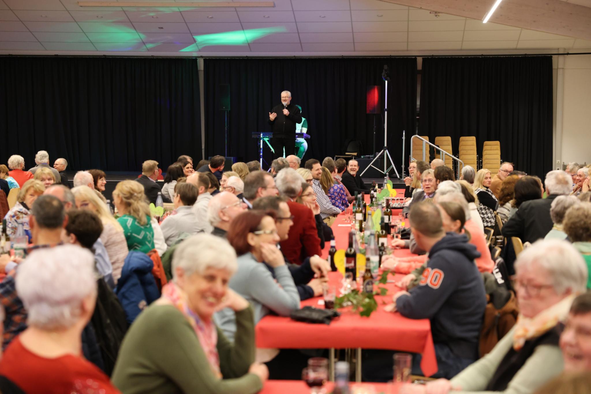 In der wieder aufgebauten Bürgerhalle gab es im Anschluss an den Gottesdienst ein Abendessen für alle Gäste. Erstmals waren alle Ehrenamtlichen des neuen Pastoralen Raums eingeladen.