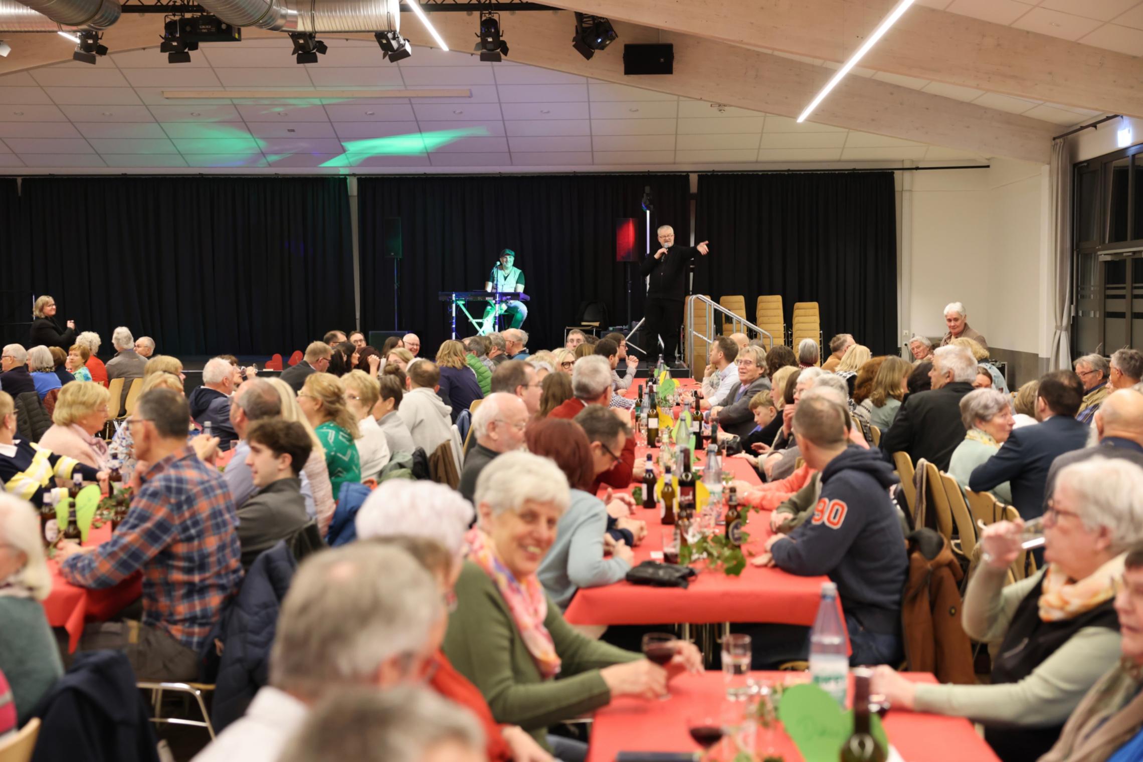 In der wieder aufgebauten Bürgerhalle gab es im Anschluss an den Gottesdienst ein Abendessen für alle Gäste. Erstmals waren alle Ehrenamtlichen des neuen Pastoralen Raums eingeladen.