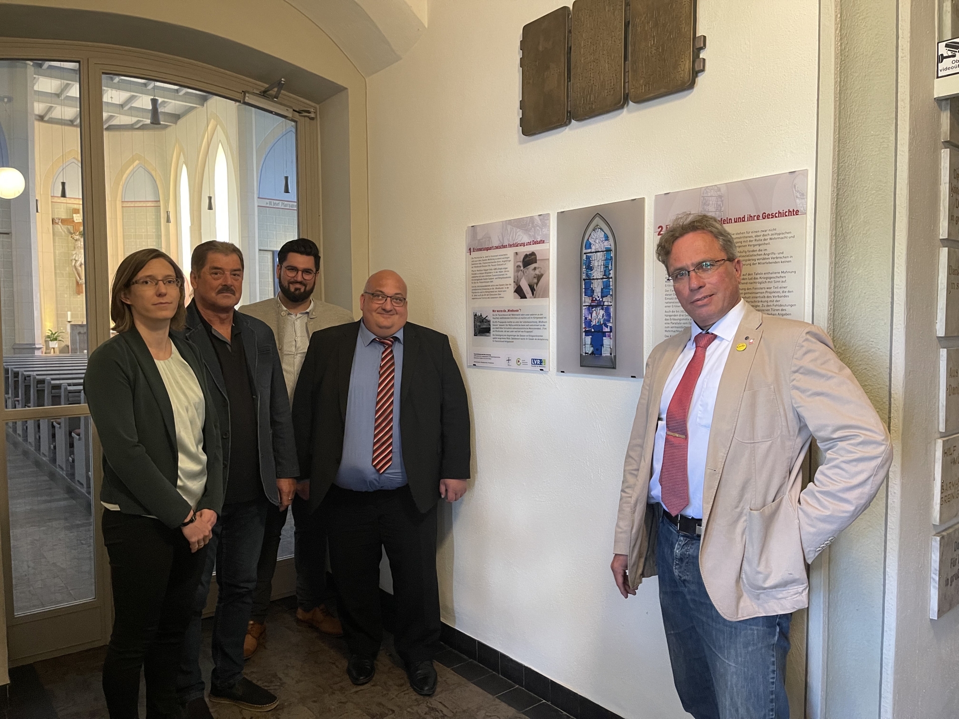 Die Enthüllung der Infotafeln ist ein wichtiger Schritt, Geschichte nicht zu vergessen, sondern sie richtig einzuordnen. Vor Ort mit dabei: Dr. Anna Wellding (v.l.), Uli Hallmanns (Kirchenvorstand), Keywan Klaus Münster, Dr. Helmut Rönz und Pfarrer Josef Wolff.