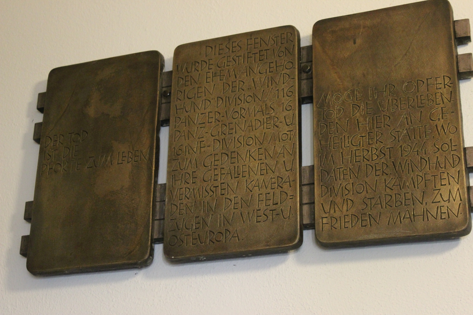 Die Gedenktafeln sind nun im Vorraum der Kirche platziert.