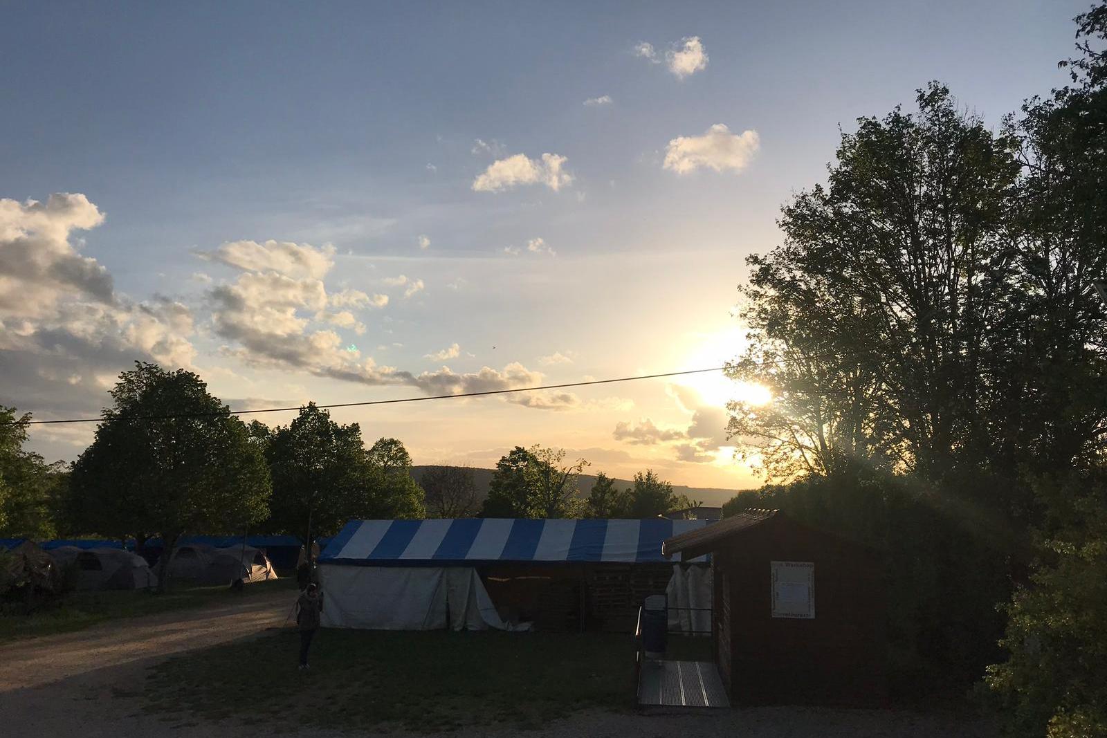 Gruppenzelt bei Sonnenaufgang