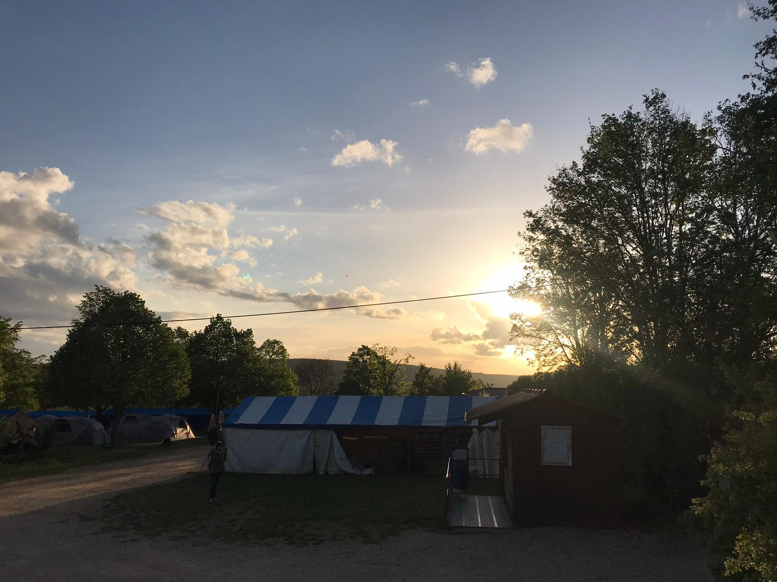 Gruppenzelt bei Sonnenaufgang