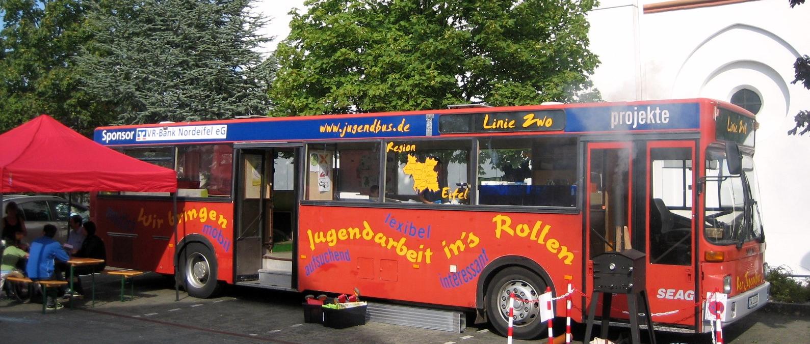 Linie Zwo - vor Kirche quer