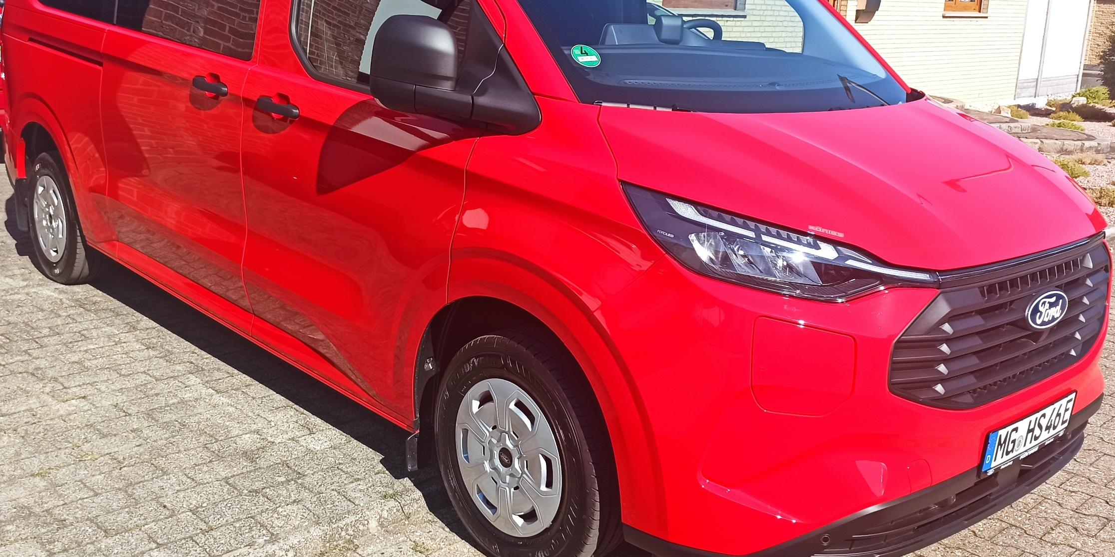 rotes Fahrzeug für 9 Personen