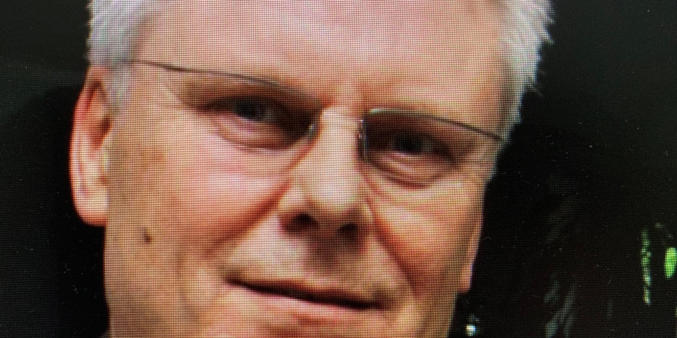 Mann mit Brille, graues Haar, Kravatte, Jacket
