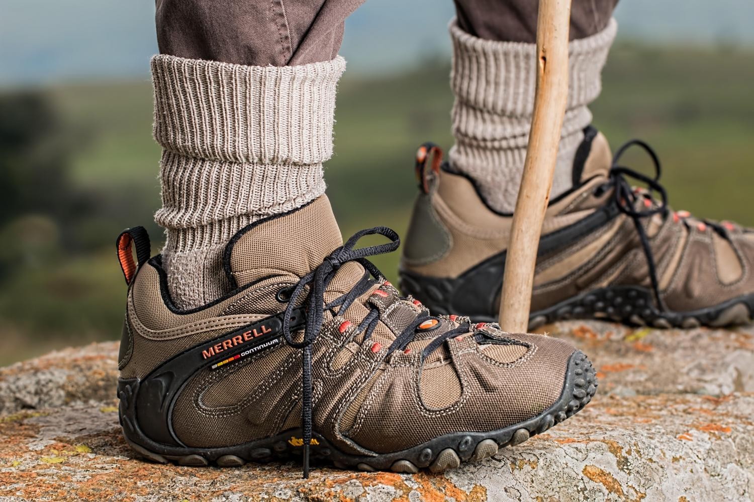 Wanderschuhe und Wanderstock