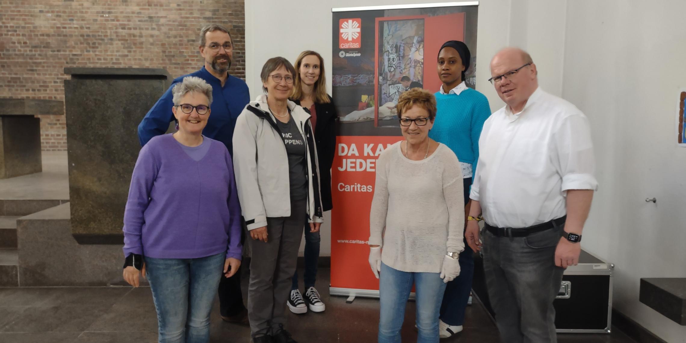 v.l.n.r.: Annette Diesler, Frank Seeger-Hupperten, Elisabeth Laumanns, Sandra Broich, Ulrike Sauer, Stephanie Mutesi, Regionalvikar Ulrich Clancett