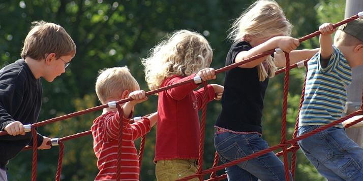 THEMA: KINDER UND JUGENDLICHE