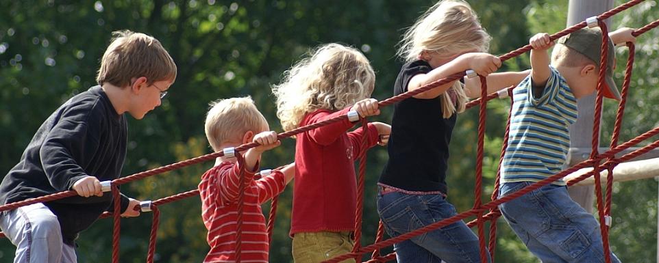 THEMA: KINDER UND JUGENDLICHE