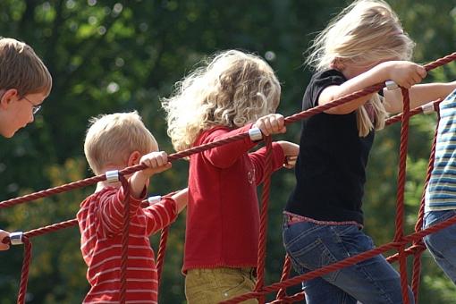 THEMA: KINDER UND JUGENDLICHE