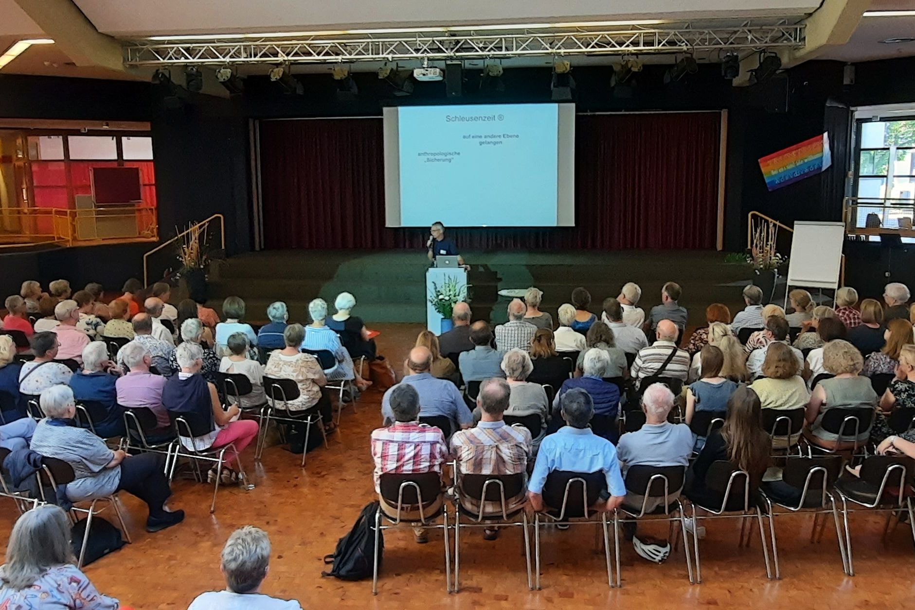 Über 100 Teilnehmende hörten den Vortrag von J. Burkhardt