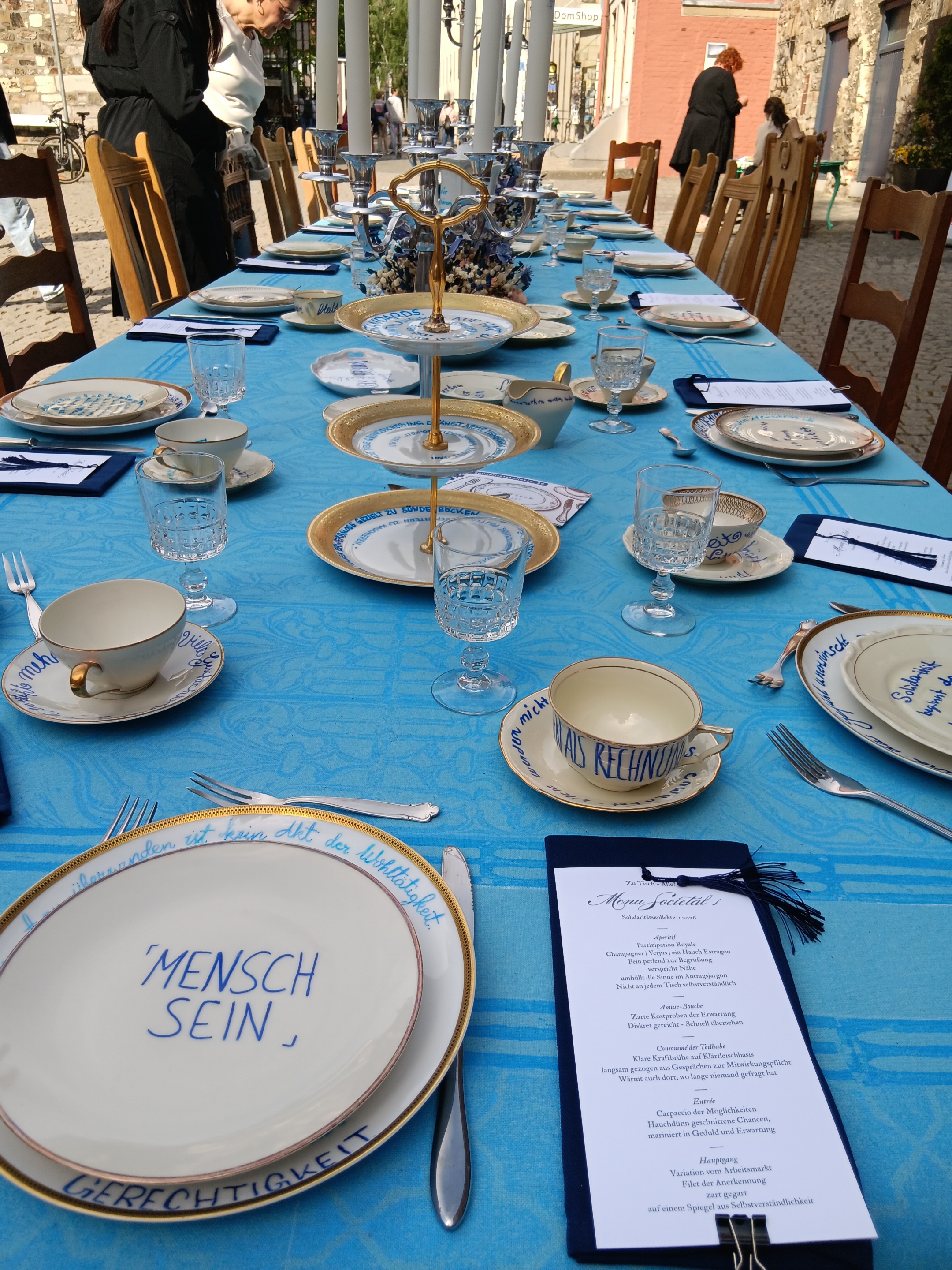 Festlicher Tisch vor dem Dom