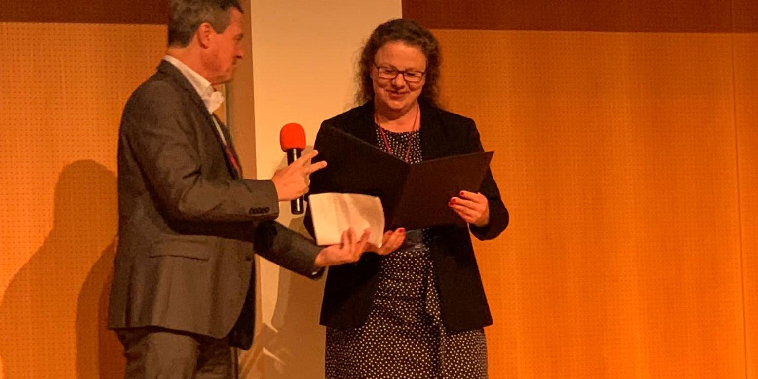 Verleihung des Treuhandsiegels von Herrn Professor Dr. Schauhoff an Frau Angela Mispagel