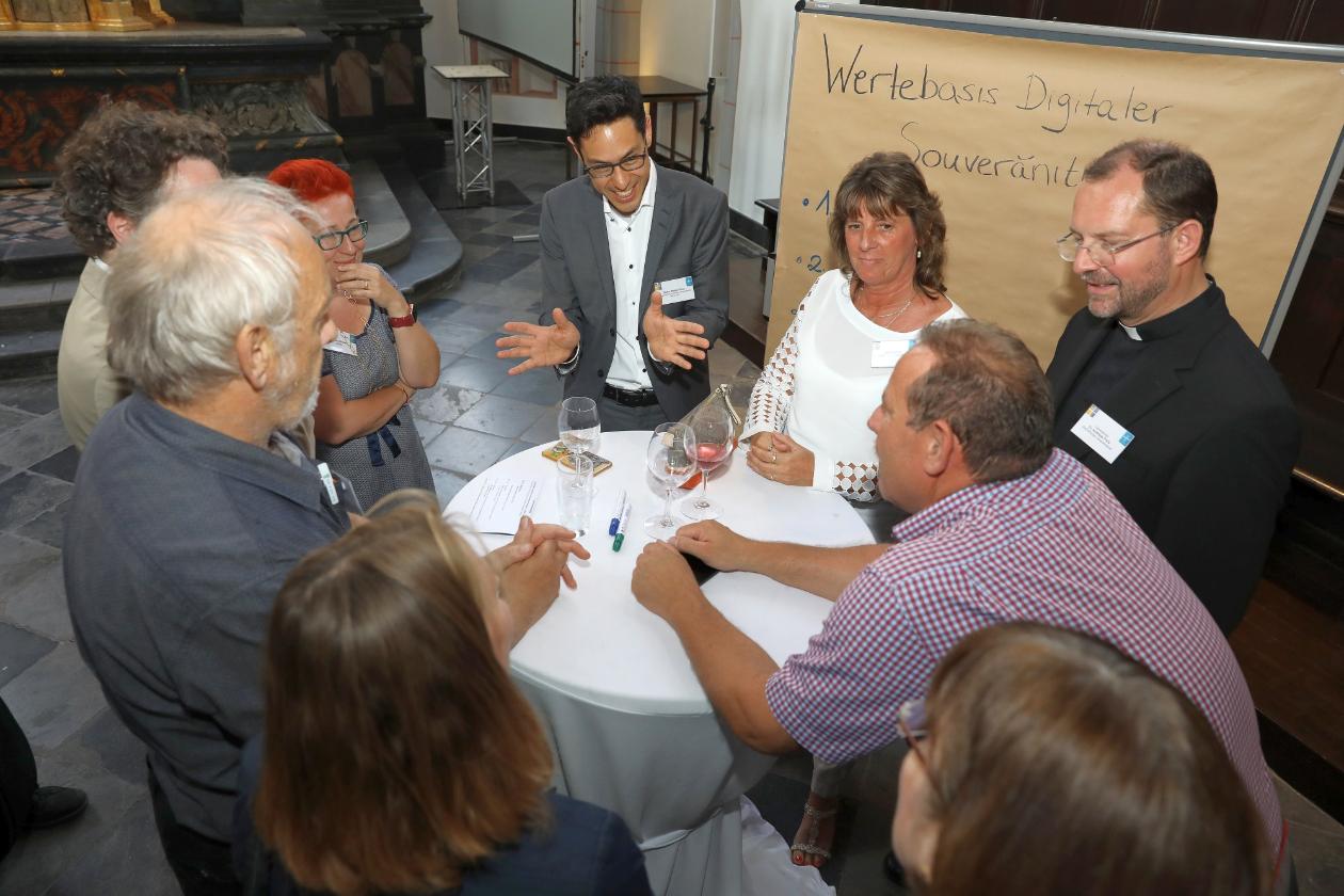 Kleiner Runder Tisch (c) Bistum Aachen / Andreas Steindl Kleiner Runder Tisch