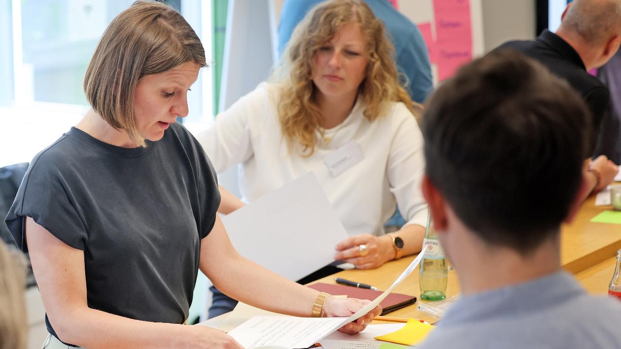Personen arbeiten an einem Tisch