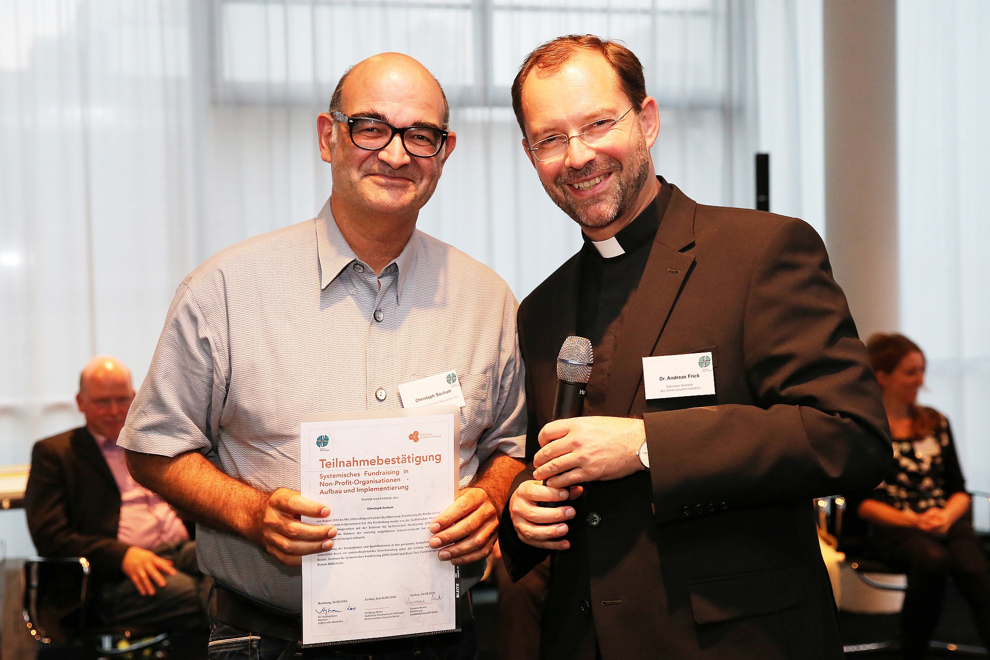 Domkapitular Andreas Frick (r.) übergab Zertifikate, zum Beispiel an Christoph Sochart.