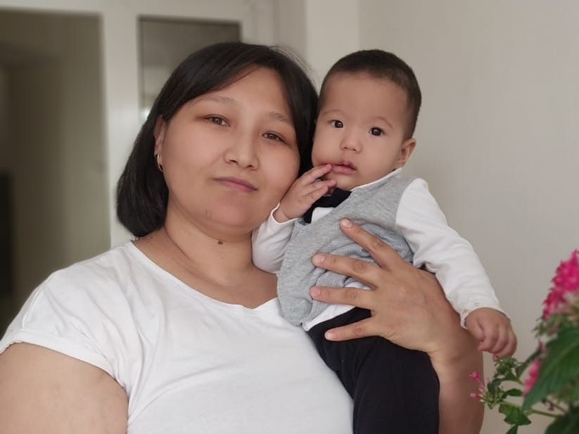 Saira und ihr jüngster Sohn. Gemeinsam mit ihren vier weiteren Kindern wohnt sie derzeit im Mutter-Kind-Heim in Novosibirsk.