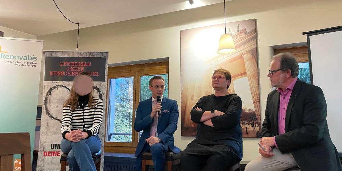 v.l.n.r.: Sophie, Aussteigerin; Dr. Jakob Drobnik, Rechtswissenschaftler, Universität Erfurt; Leni Breymaier, ehem. MdB, zweite Vorsitzende SISTERS e.V.; Frank Heinrich, ehem. MdB, Vorsitzender GGMH e.V..