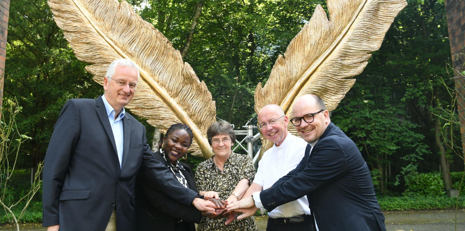 Gemeinsam für Eine Welt ohne Sklaverei (v.l.n.r.): Dr. Gregor von Fürstenberg, Thérèse Mema, Ingrid Janisch, Pfarrer Peter Kossen und missio-Präsident Pfarrer Dirk Bingener