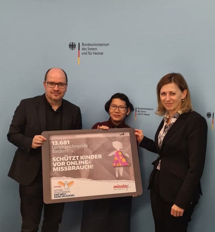 Pfarrer Dirk Bingener, Präsident missio Aachen, Rhoy Dizon, missio-Projektpartnerin in den Philippinen und Barbara Kluge, Ministerialdirigentin im BMI – Abteilung Cyber- und Informationssicherheit (v. l. n. r.)