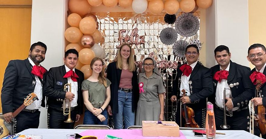 Die beiden deutschen Freiwilligen bei einer Geburtstagsfeier mit mexikanischer Mariachi-Band.