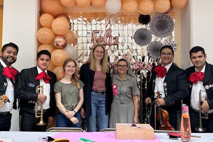 Die beiden deutschen Freiwilligen bei einer Geburtstagsfeier mit mexikanischer Mariachi-Band.