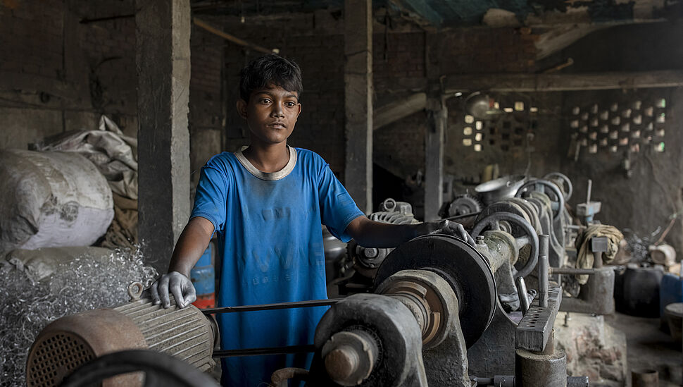 Mit zehn Jahren musste Tazim bereits zehn Stunden am Tag in einer Aluminiumfabrik arbeiten. Ein Schicksal, das er mit unzähligen Kindern und Jugendlichen in Bangladesch teilt.