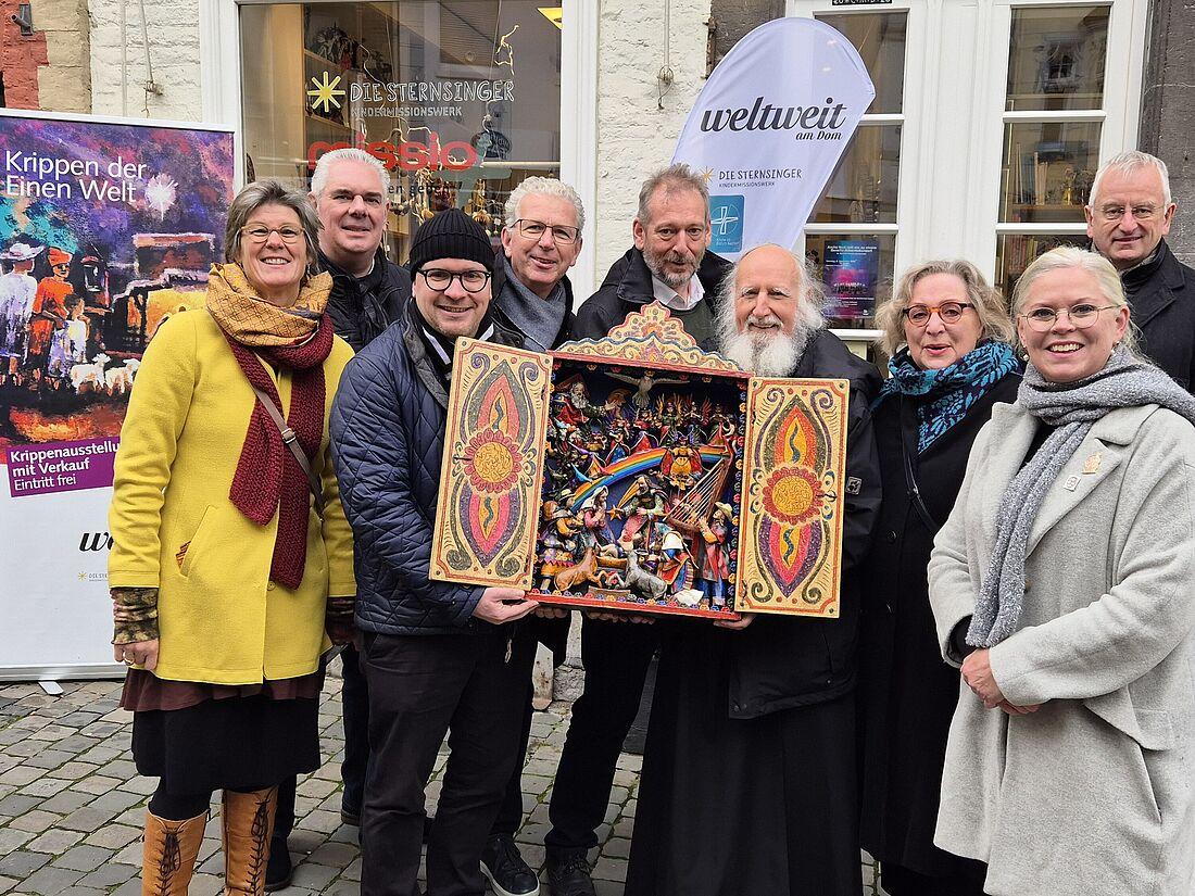 Anke Reermann, missio-Diözesanreferentin, Geschäftsführung Weltweit am Dom, Ingo Jungen, Landesgemeinschaft der Krippenfreunde im Rheinland und Westfalen e.V., Pfarrer Dirk Bingener, Präsident missio Aachen e.V. und Kindermissionswerk ,Die Sternsinger‘, Thomas Bürgerhausen, Leiter Weltweit am Dom, Organisator der Ausstellung, Markus Offner, Leiter der Stabsabteilung Kirche im Dialog im Bischöflichen Generalvikariat, Pater Dr. Anselm Grün OSB, Benediktinerabtei Münsterschwarzach, Hilde Scheidt, Bürgermeisterin der Stadt Aachen, Caroline Weber, Kulturbüro Rheinstil, Aachener Krippenweg, Dr. Gregor von Fürstenberg, Vorstandsmitglied von missio Aachen e.V. und dem Kindermissionswerk die „Sternsinger“.