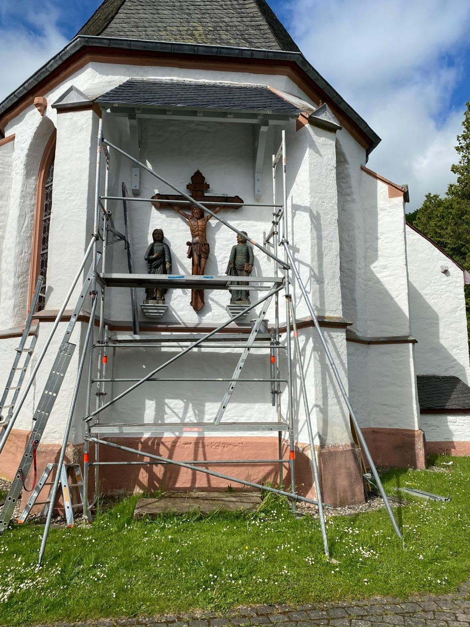 Kreuzigungsgruppe st. Josef Baptist in Olef an der Außenwand